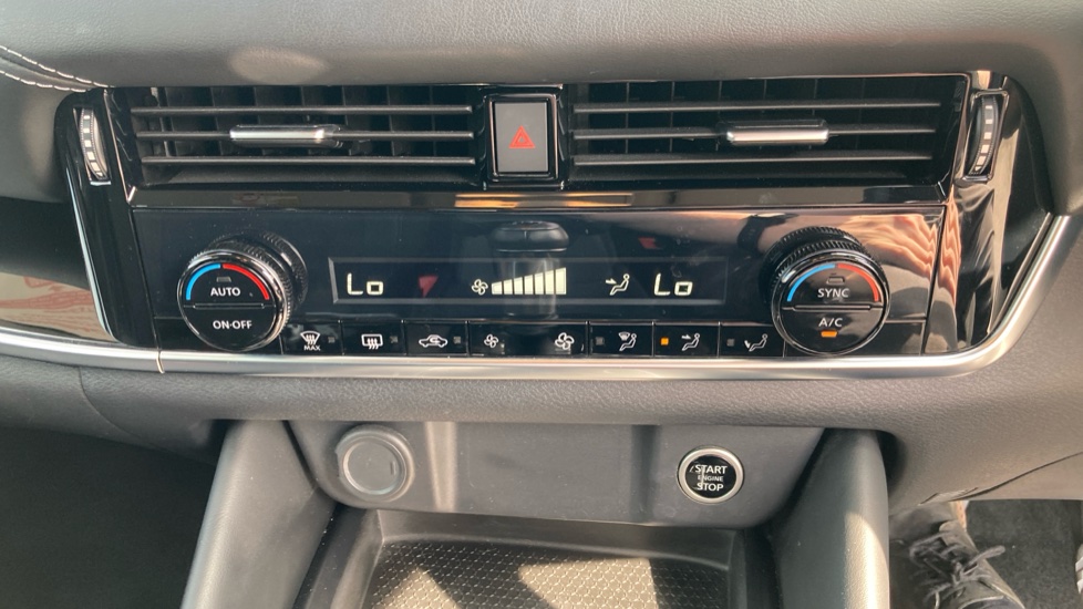 Nissan Qashqai 1.3 DiG-T MH N-Connecta 5dr Petrol Hatchback - Image 36
