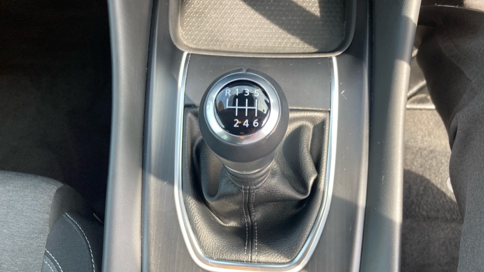 Nissan Qashqai 1.3 DiG-T MH N-Connecta 5dr Petrol Hatchback - Image 38