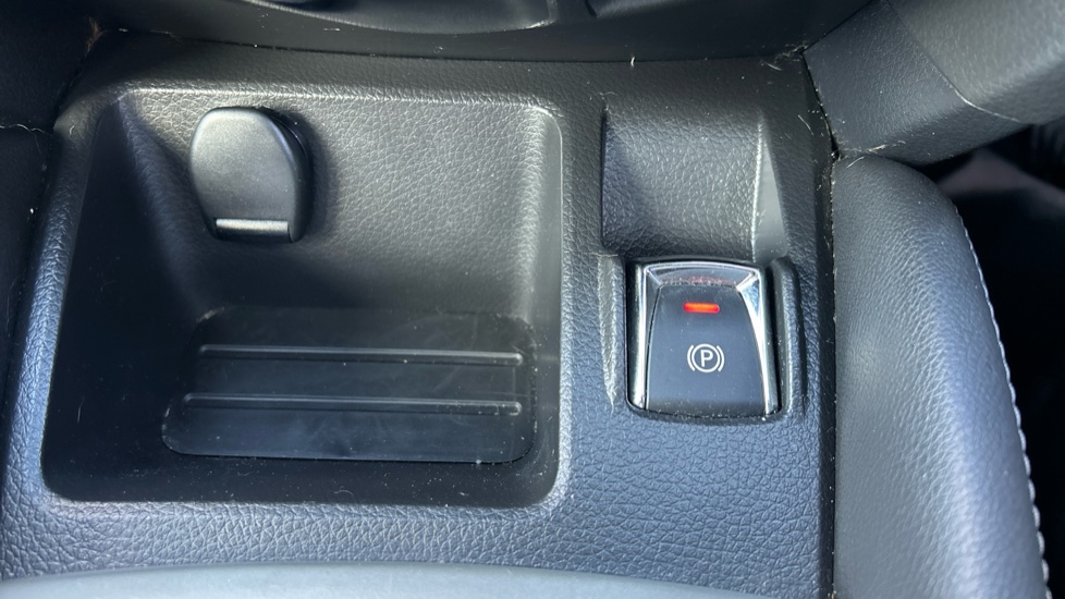 Nissan Qashqai 1.5 dCi Tekna 5dr Diesel Hatchback - Image 32