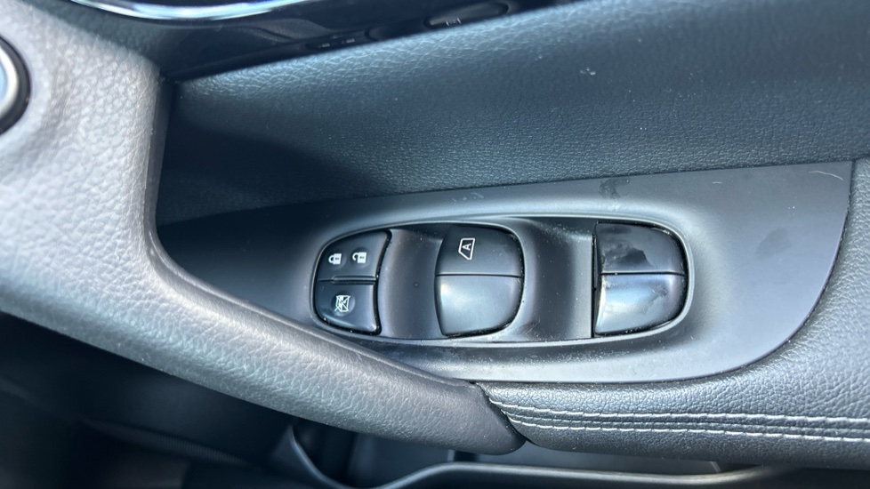 Nissan Qashqai 1.5 dCi Tekna 5dr Diesel Hatchback - Image 39