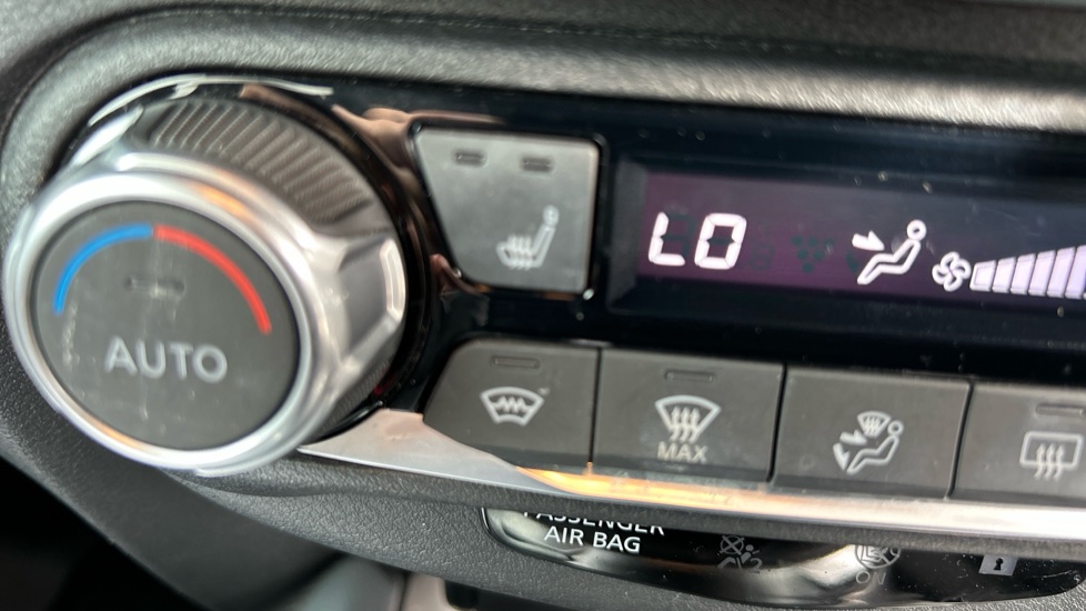 Nissan Juke 1.0 DiG-T 114 N-Connecta 5dr Petrol Hatchback - Image 29