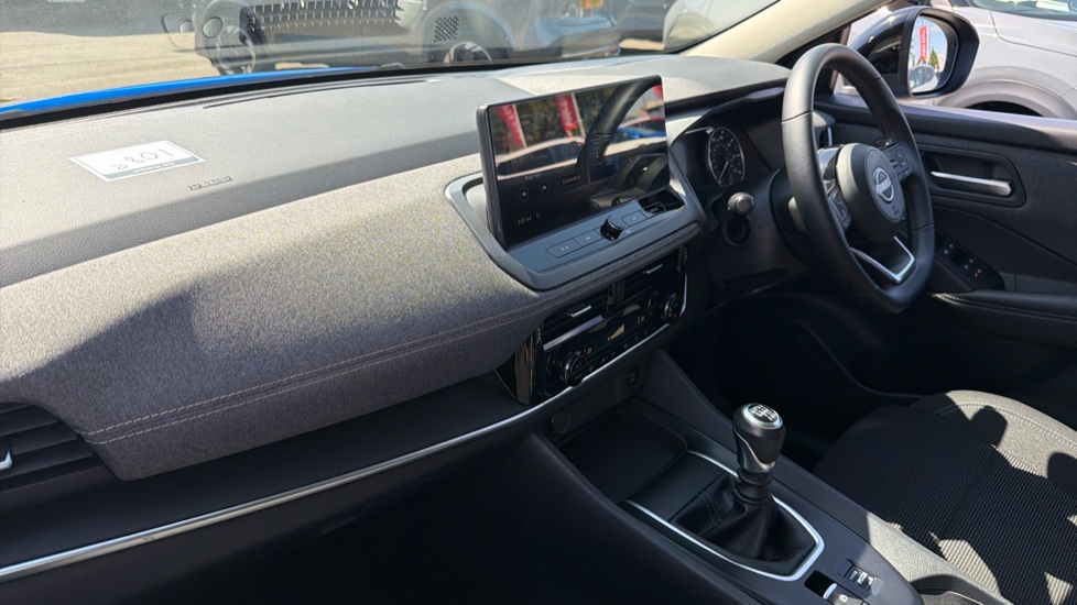 Nissan Qashqai 1.3 DiG-T MH Acenta Premium 5dr Petrol Hatchback - Image 9