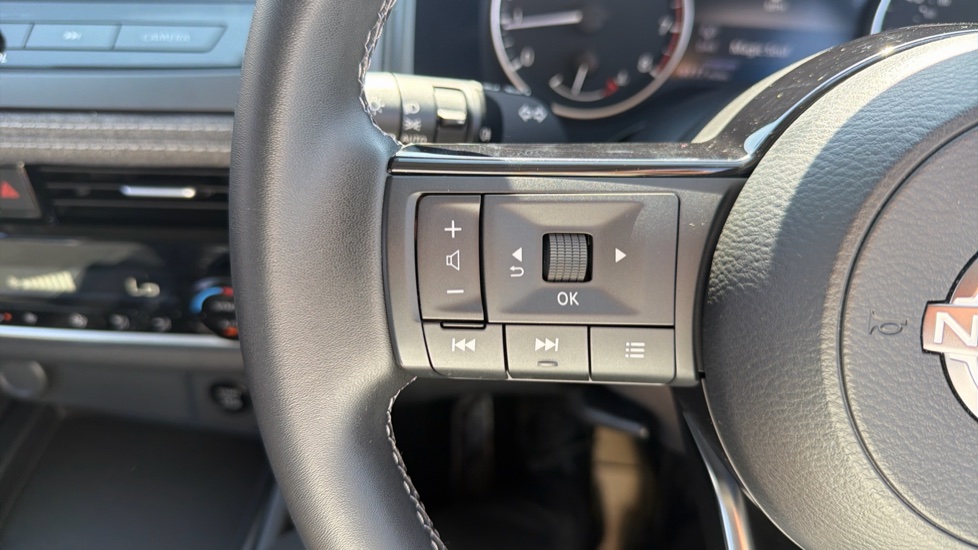 Nissan Qashqai 1.3 DiG-T MH Acenta Premium 5dr Petrol Hatchback - Image 41