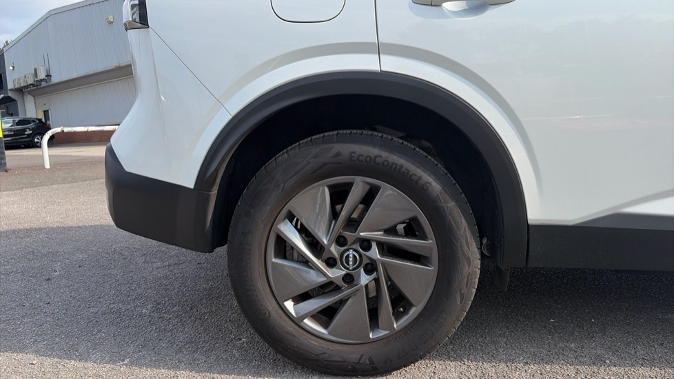 Nissan Qashqai 1.3 DiG-T MH Acenta Premium 5dr Petrol Hatchback - Image 7