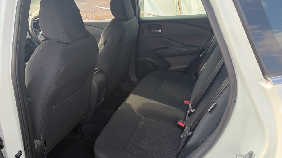 Nissan Qashqai 1.3 DiG-T MH Acenta Premium 5dr Petrol Hatchback - Image 16