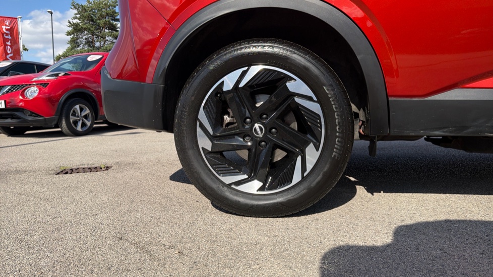 Nissan Qashqai 1.3 DiG-T MH N-Connecta [Glass Roof] 5dr Petrol Hatchback - Image 7