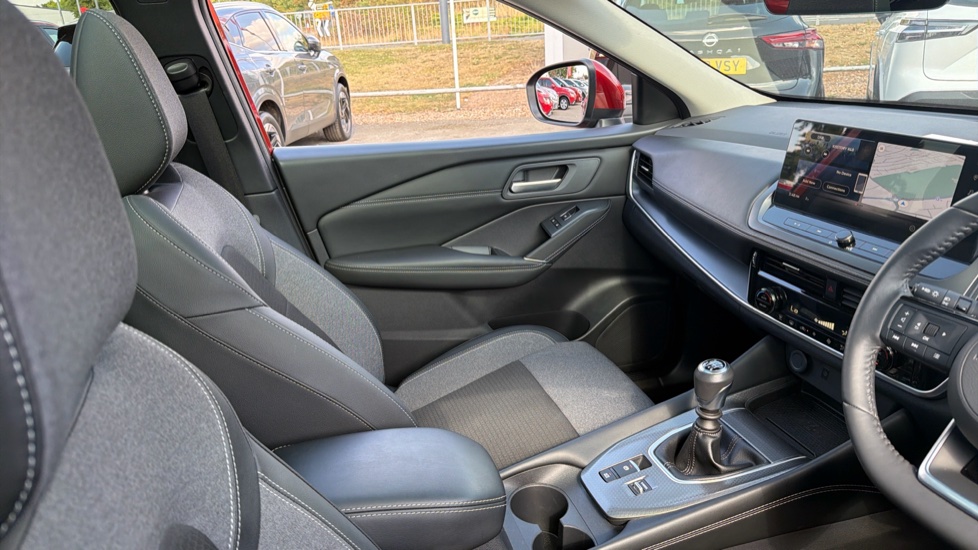 Nissan Qashqai 1.3 DiG-T MH N-Connecta [Glass Roof] 5dr Petrol Hatchback - Image 14