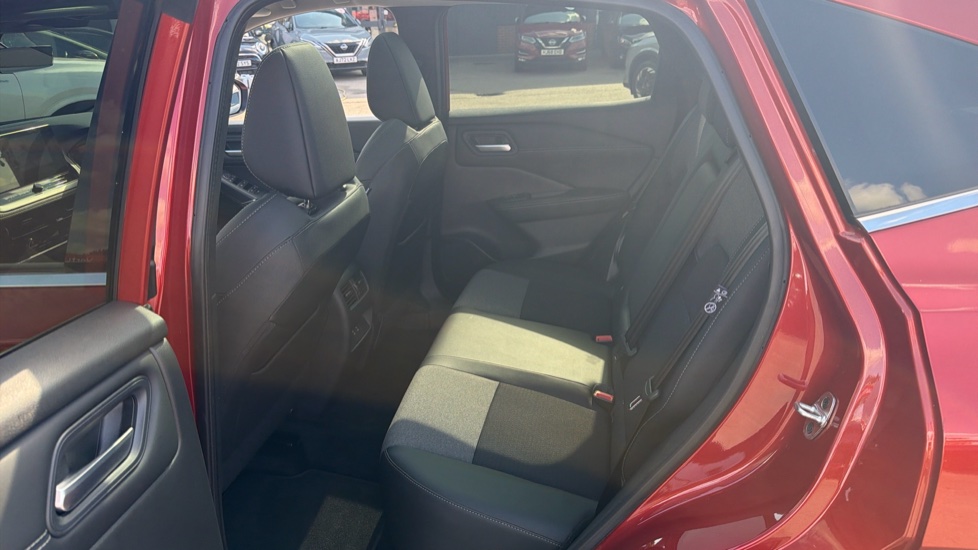 Nissan Qashqai 1.3 DiG-T MH N-Connecta [Glass Roof] 5dr Petrol Hatchback - Image 16