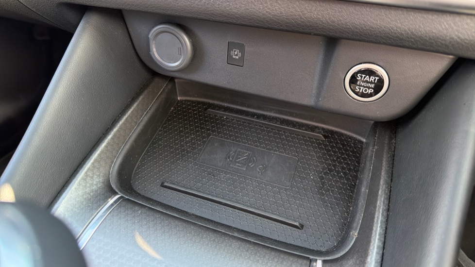 Nissan Qashqai 1.3 DiG-T MH N-Connecta [Glass Roof] 5dr Petrol Hatchback - Image 23