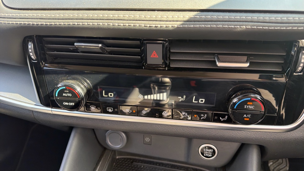 Nissan Qashqai 1.3 DiG-T MH N-Connecta [Glass Roof] 5dr Petrol Hatchback - Image 24
