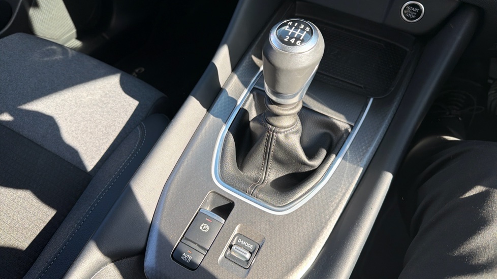 Nissan Qashqai 1.3 DiG-T MH N-Connecta [Glass Roof] 5dr Petrol Hatchback - Image 25