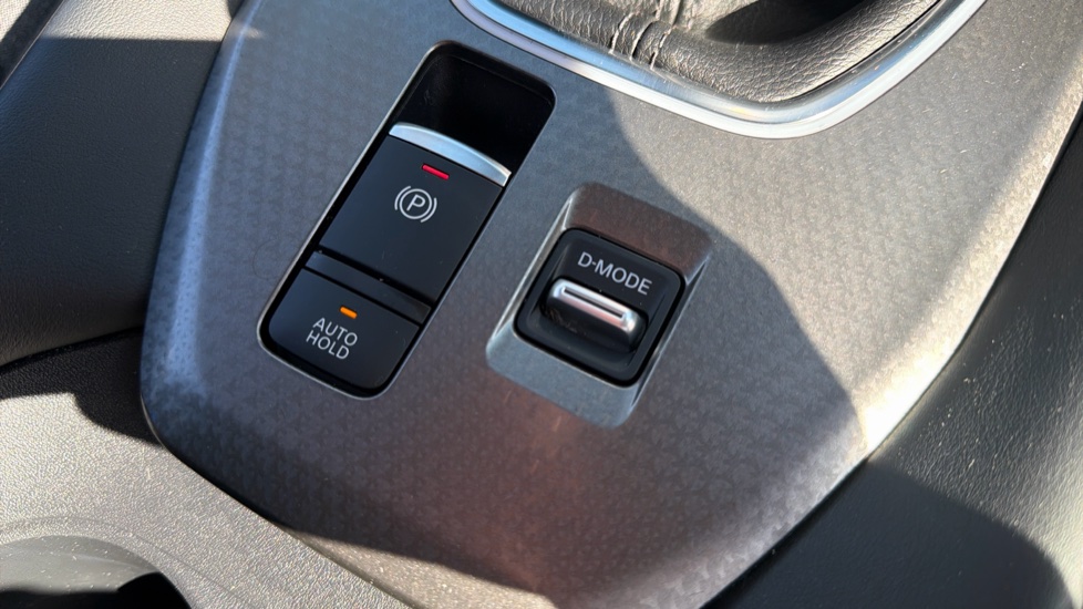 Nissan Qashqai 1.3 DiG-T MH N-Connecta [Glass Roof] 5dr Petrol Hatchback - Image 26
