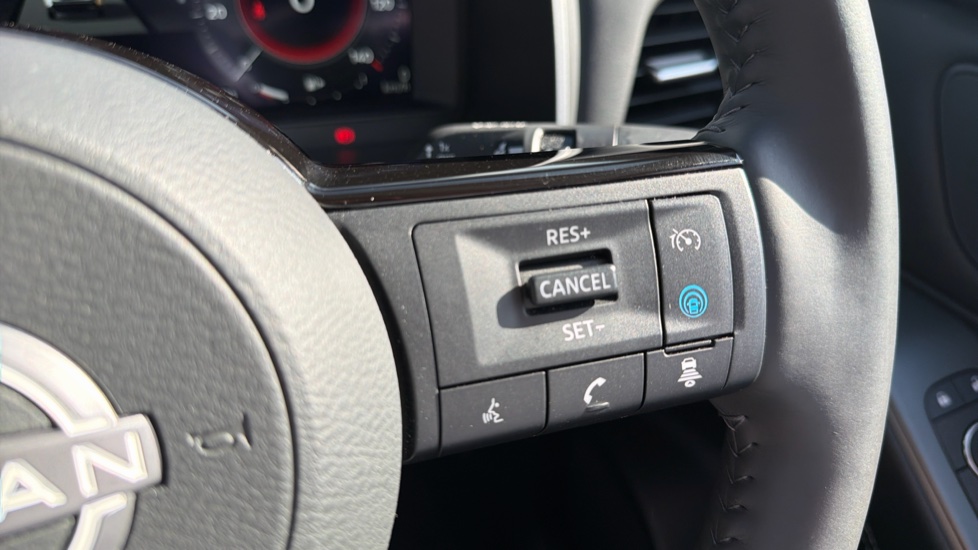 Nissan Qashqai 1.3 DiG-T MH N-Connecta [Glass Roof] 5dr Petrol Hatchback - Image 30
