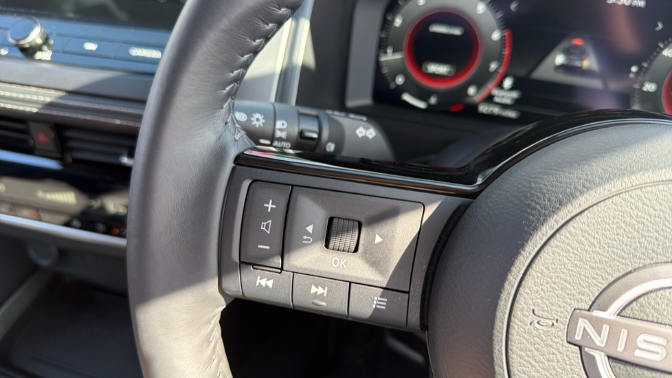 Nissan Qashqai 1.3 DiG-T MH N-Connecta [Glass Roof] 5dr Petrol Hatchback - Image 31