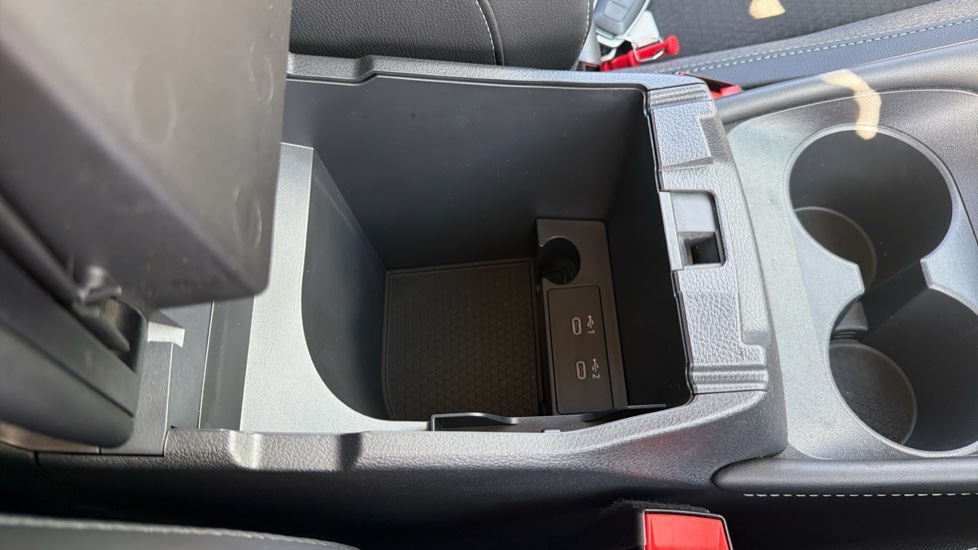 Nissan Qashqai 1.3 DiG-T MH N-Connecta [Glass Roof] 5dr Petrol Hatchback - Image 33