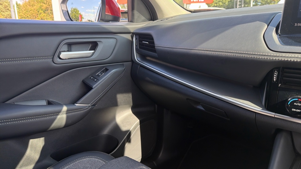 Nissan Qashqai 1.3 DiG-T MH N-Connecta [Glass Roof] 5dr Petrol Hatchback - Image 35