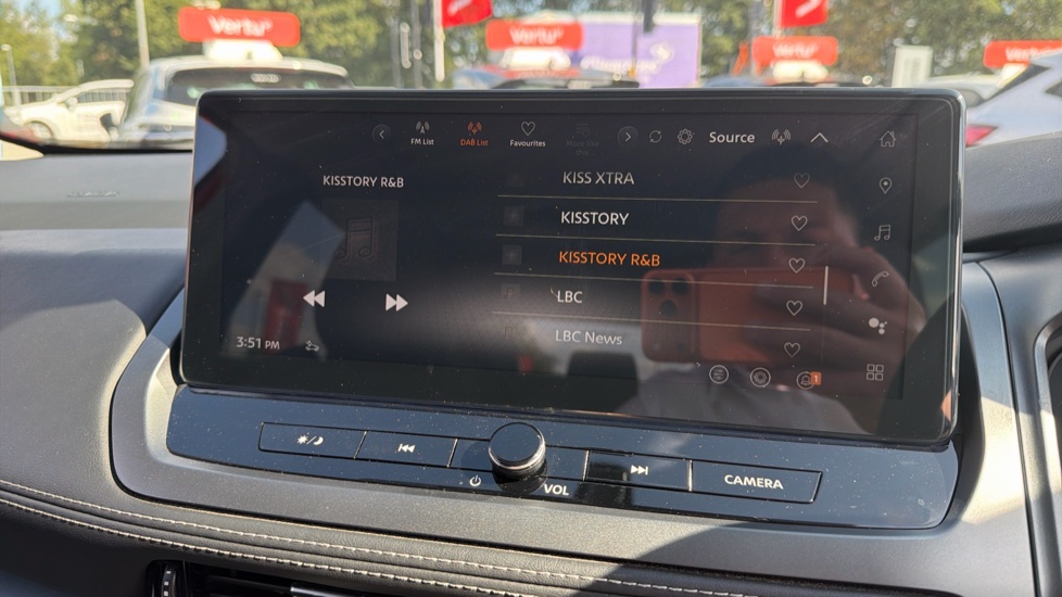 Nissan Qashqai 1.3 DiG-T MH N-Connecta [Glass Roof] 5dr Petrol Hatchback - Image 39