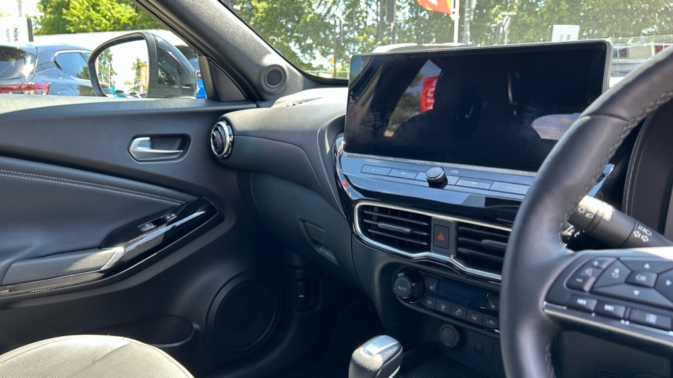 Nissan Juke 1.6 Hybrid Tekna 5dr Auto Hybrid Hatchback - Image 14