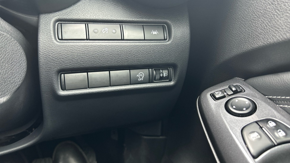 Nissan Juke 1.0 DiG-T 114 N-Connecta 5dr Petrol Hatchback - Image 36