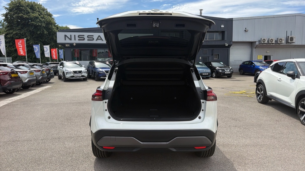 Nissan Qashqai 1.3 DiG-T MH N-Connecta 5dr Petrol Hatchback - Image 4