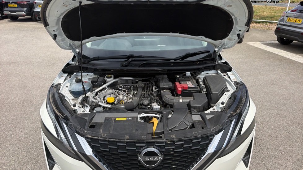 Nissan Qashqai 1.3 DiG-T MH N-Connecta 5dr Petrol Hatchback - Image 8