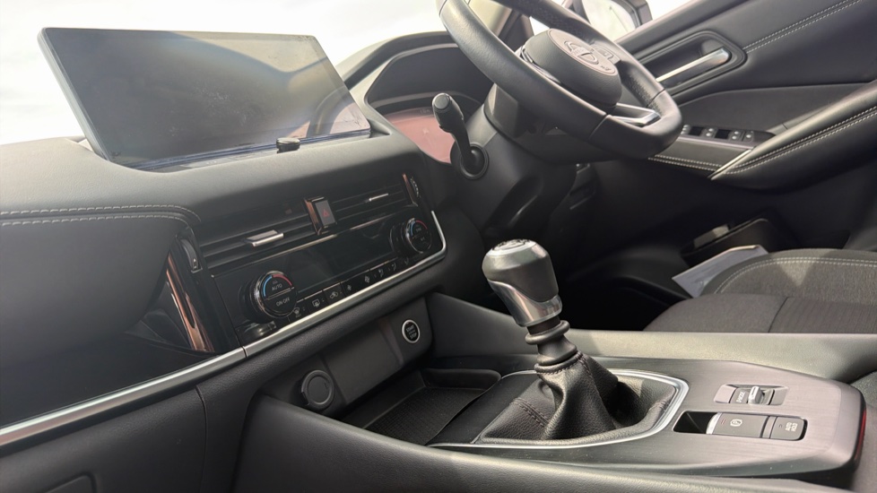Nissan Qashqai 1.3 DiG-T MH N-Connecta 5dr Petrol Hatchback - Image 13
