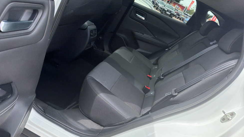 Nissan Qashqai 1.3 DiG-T MH N-Connecta 5dr Petrol Hatchback - Image 16