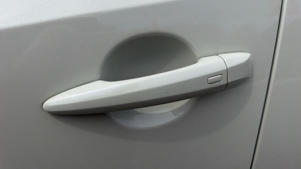Nissan Qashqai 1.3 DiG-T MH N-Connecta 5dr Petrol Hatchback - Image 21