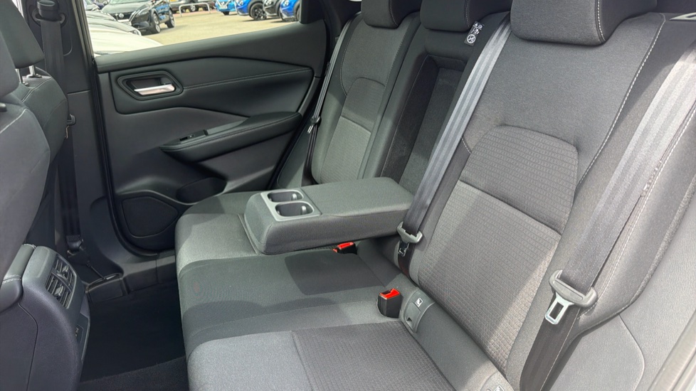 Nissan Qashqai 1.3 DiG-T MH N-Connecta 5dr Petrol Hatchback - Image 26