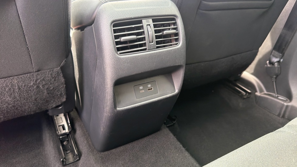 Nissan Qashqai 1.3 DiG-T MH N-Connecta 5dr Petrol Hatchback - Image 27