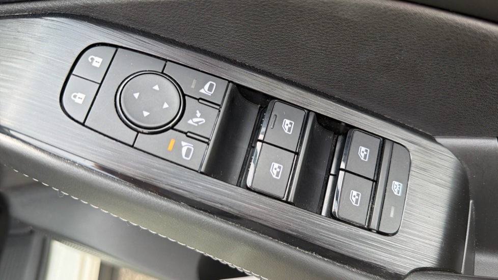 Nissan Qashqai 1.3 DiG-T MH N-Connecta 5dr Petrol Hatchback - Image 28