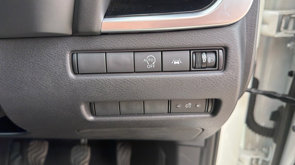 Nissan Qashqai 1.3 DiG-T MH N-Connecta 5dr Petrol Hatchback - Image 30