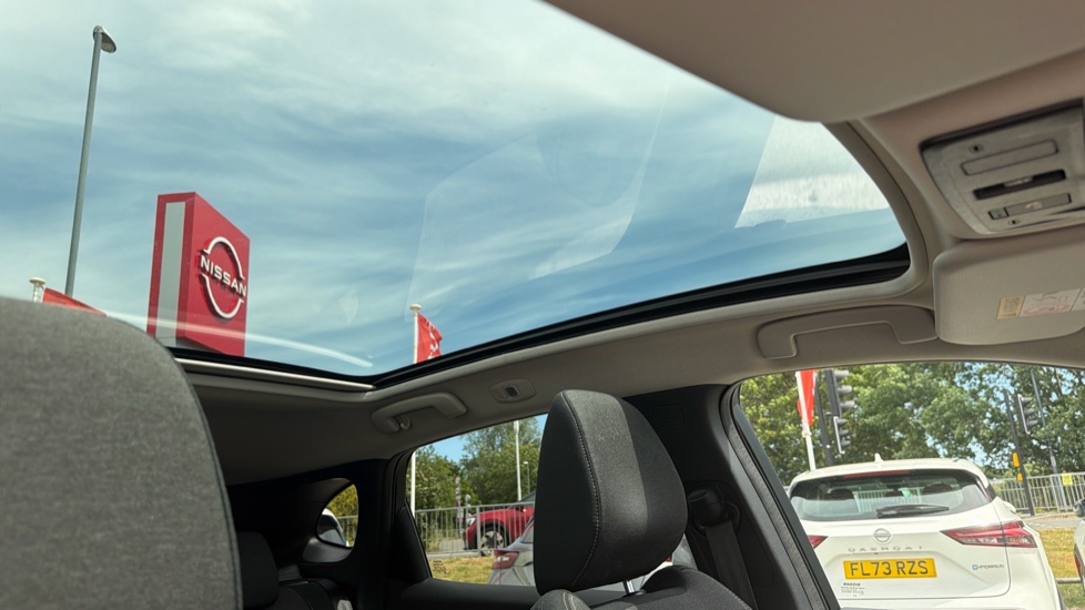 Nissan Qashqai 1.3 DiG-T MH N-Connecta 5dr Petrol Hatchback - Image 31