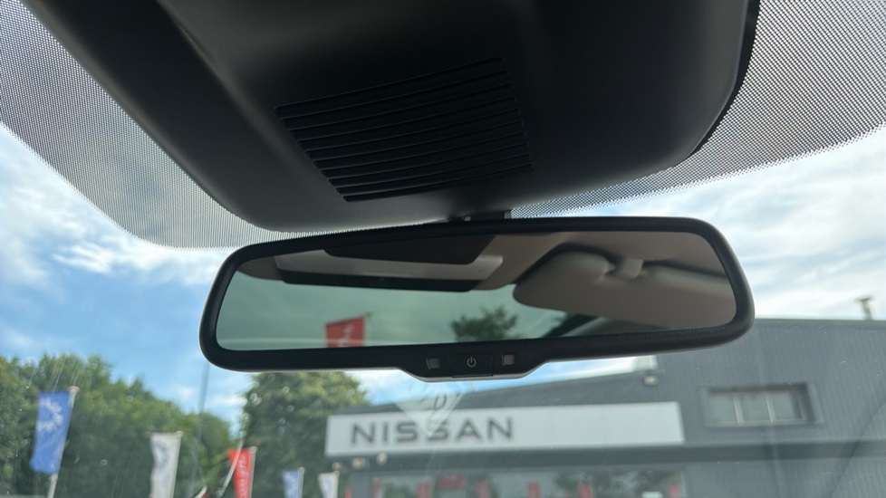 Nissan Qashqai 1.3 DiG-T MH N-Connecta 5dr Petrol Hatchback - Image 39