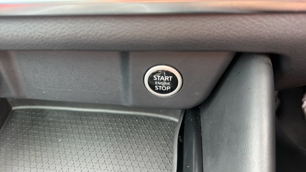 Nissan Qashqai 1.3 DiG-T MH N-Connecta 5dr Petrol Hatchback - Image 42