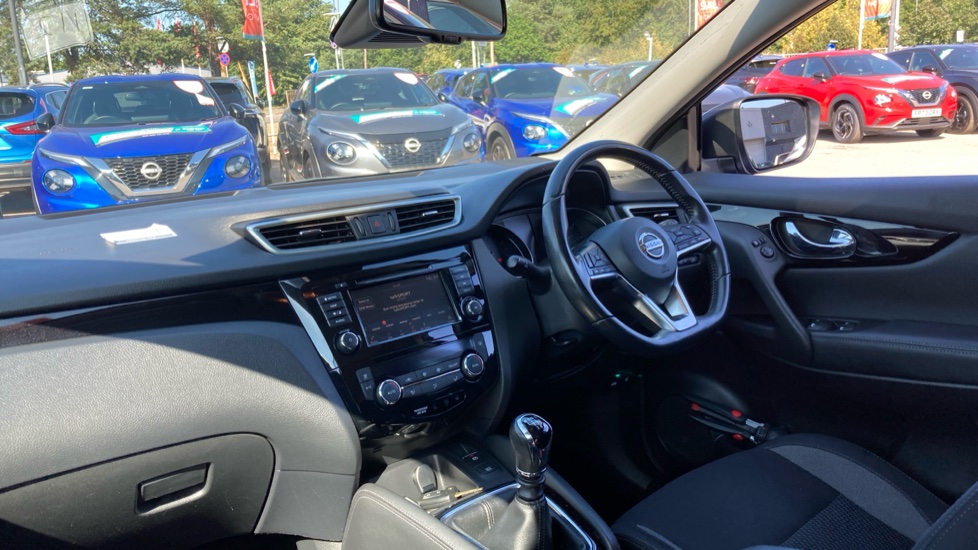 Nissan Qashqai 1.3 DiG-T Acenta Premium 5dr Petrol Hatchback - Image 9