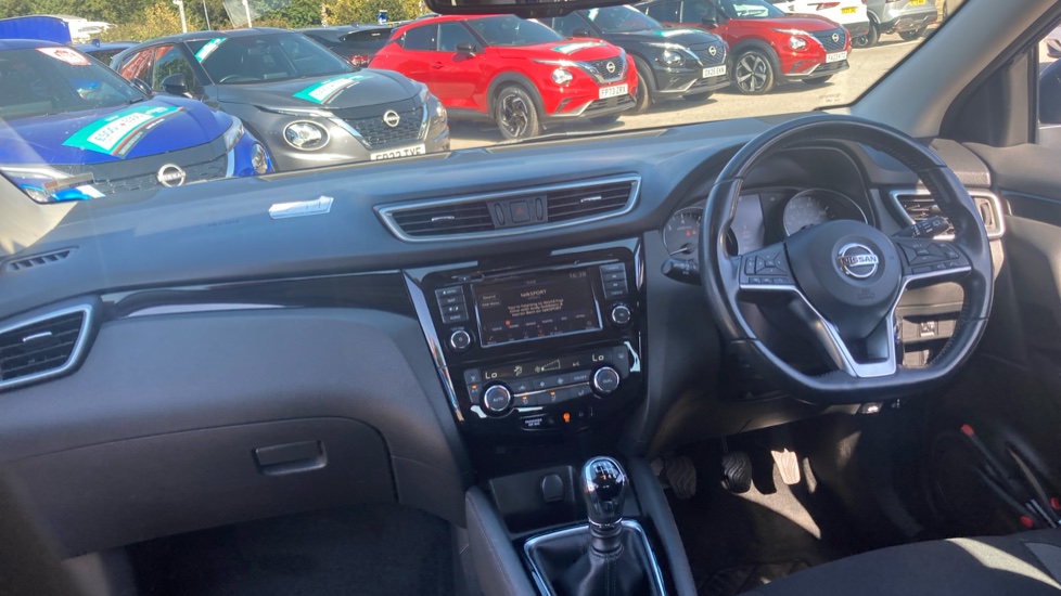 Nissan Qashqai 1.3 DiG-T Acenta Premium 5dr Petrol Hatchback - Image 10
