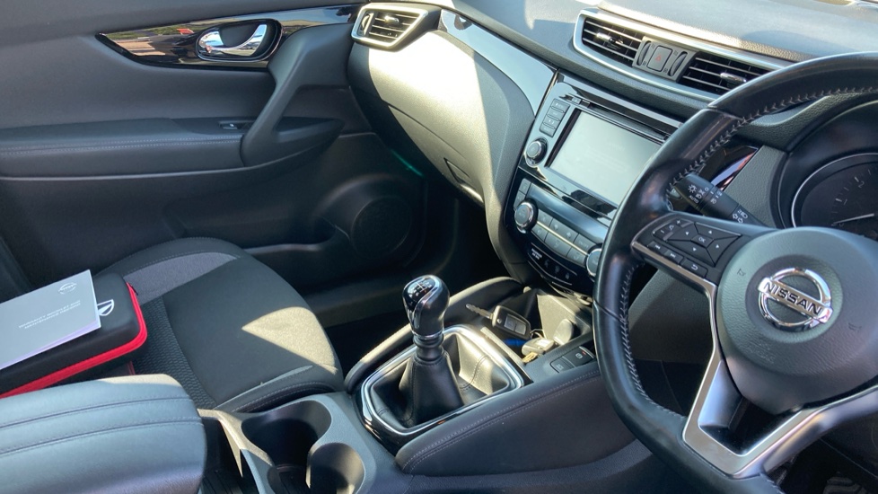 Nissan Qashqai 1.3 DiG-T Acenta Premium 5dr Petrol Hatchback - Image 14