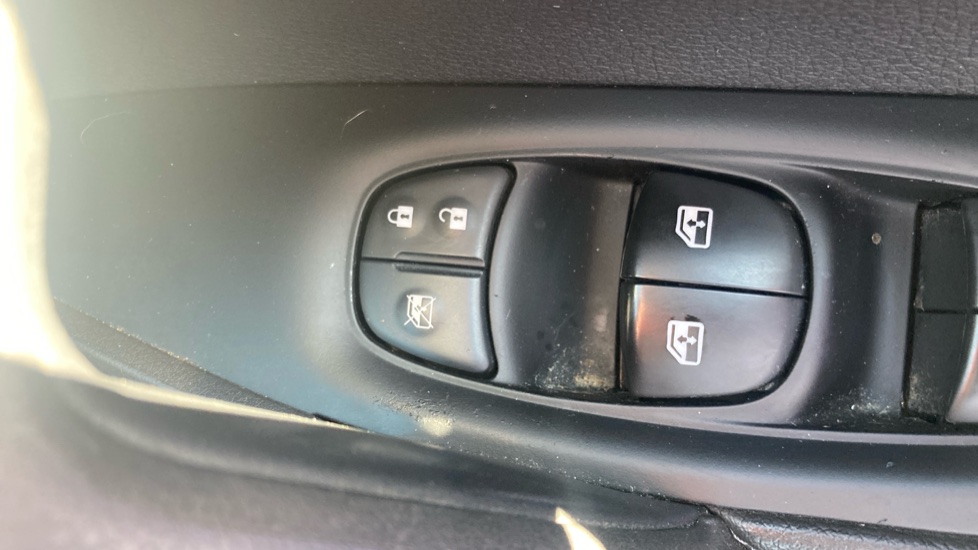 Nissan Qashqai 1.3 DiG-T Acenta Premium 5dr Petrol Hatchback - Image 23