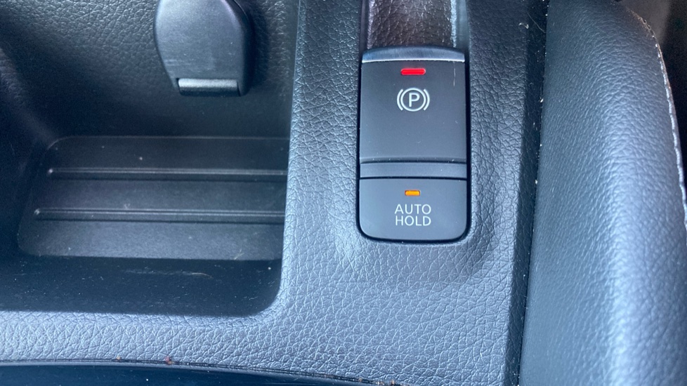 Nissan Qashqai 1.3 DiG-T Acenta Premium 5dr Petrol Hatchback - Image 30