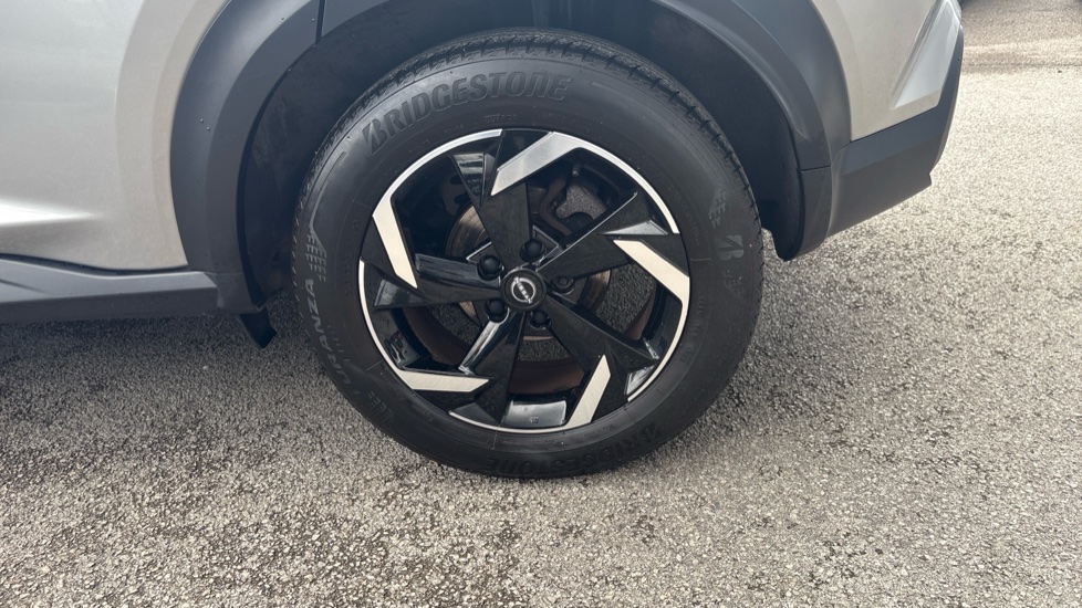 Nissan Juke 1.0 DiG-T 114 N-Connecta 5dr DCT Petrol Hatchback - Image 26