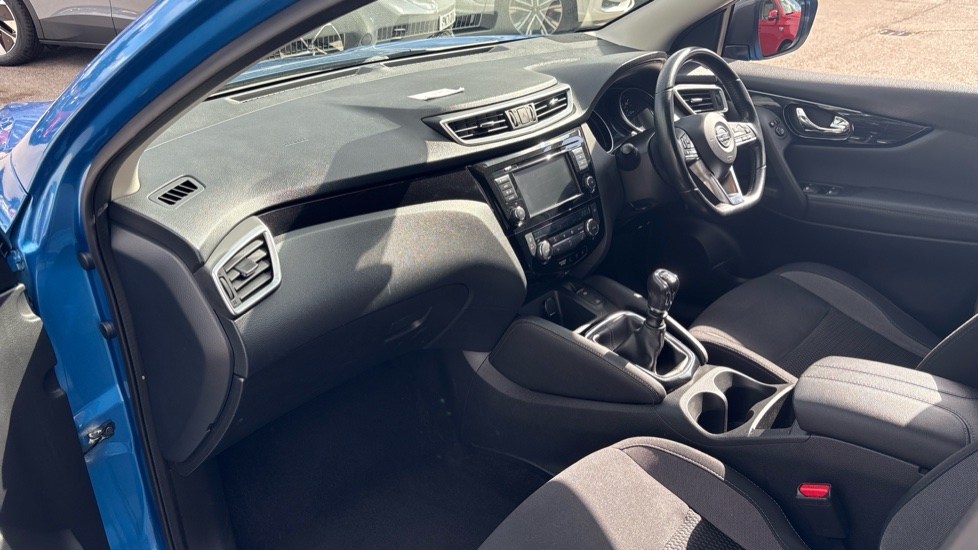 Nissan Qashqai 1.3 DiG-T Acenta Premium 5dr Petrol Hatchback - Image 9
