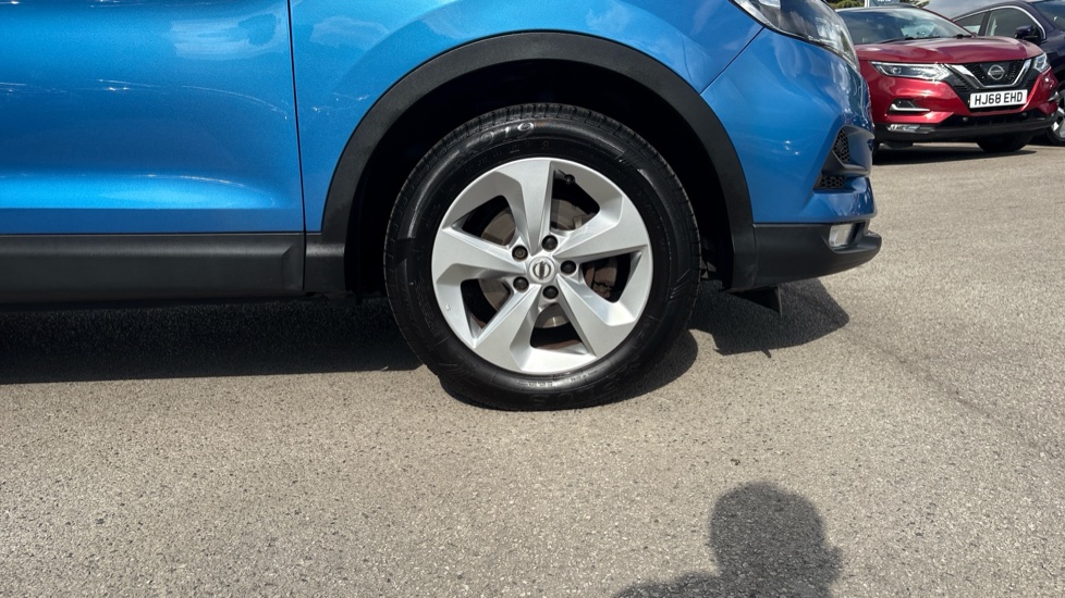 Nissan Qashqai 1.3 DiG-T Acenta Premium 5dr Petrol Hatchback - Image 21