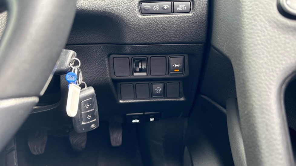 Nissan Qashqai 1.3 DiG-T Acenta Premium 5dr Petrol Hatchback - Image 32