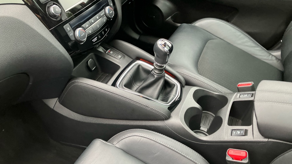 Nissan Qashqai 1.3 DiG-T Tekna 5dr Petrol Hatchback - Image 13