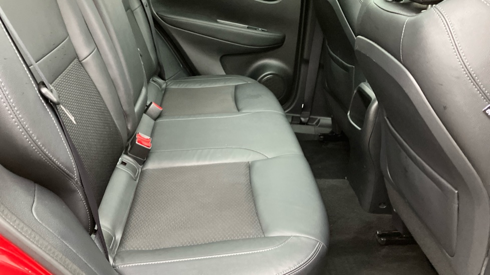 Nissan Qashqai 1.3 DiG-T Tekna 5dr Petrol Hatchback - Image 16