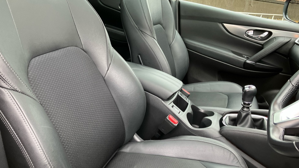 Nissan Qashqai 1.3 DiG-T Tekna 5dr Petrol Hatchback - Image 27