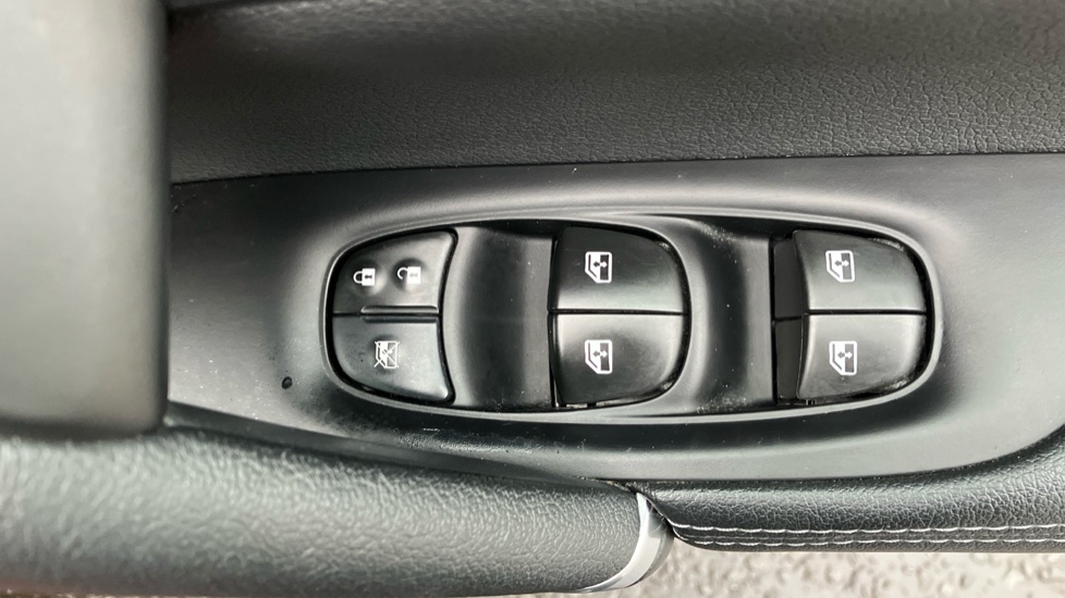 Nissan Qashqai 1.3 DiG-T Tekna 5dr Petrol Hatchback - Image 30