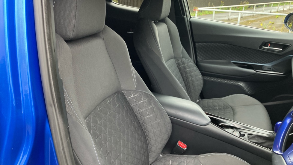 Toyota C-HR 1.8 Hybrid Design 5dr CVT Hybrid Hatchback - Image 29