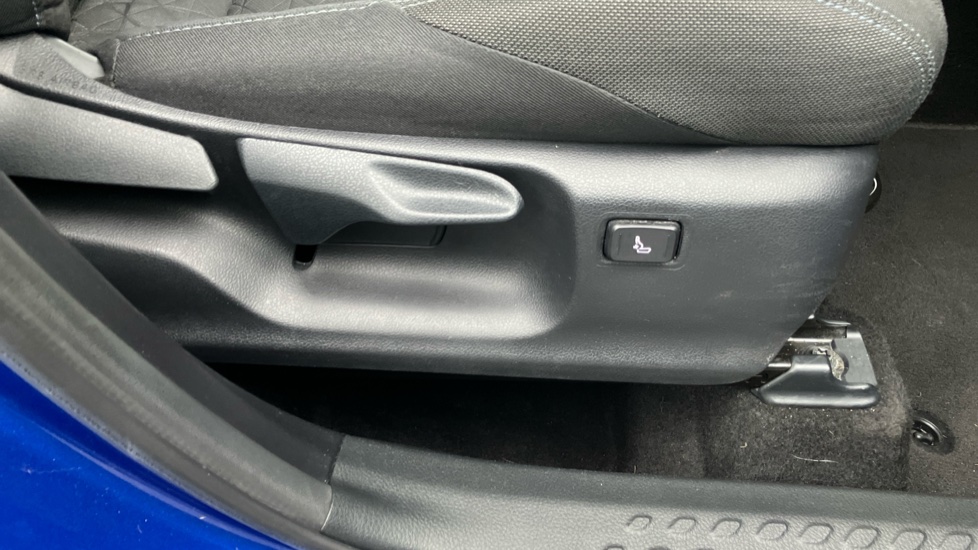 Toyota C-HR 1.8 Hybrid Design 5dr CVT Hybrid Hatchback - Image 30